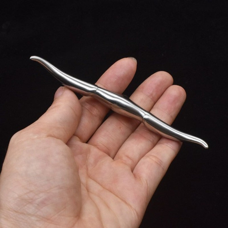 Bullhead Damascus steel knife hand held
