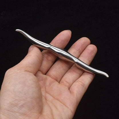 Bullhead Damascus steel knife hand held